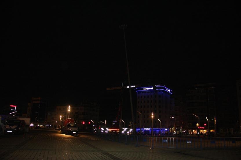 Taksim Meydanındaki dev aydınlatma direkleri kaldırıldı