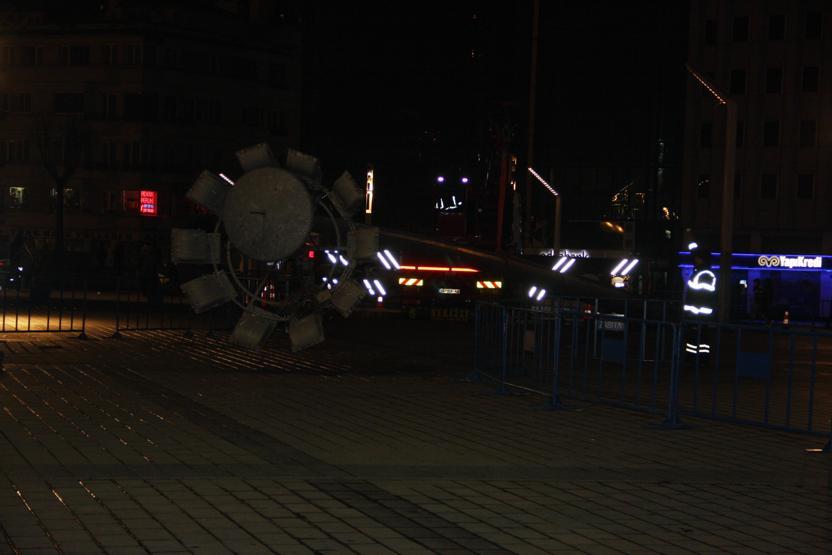 Taksim Meydanındaki dev aydınlatma direkleri kaldırıldı