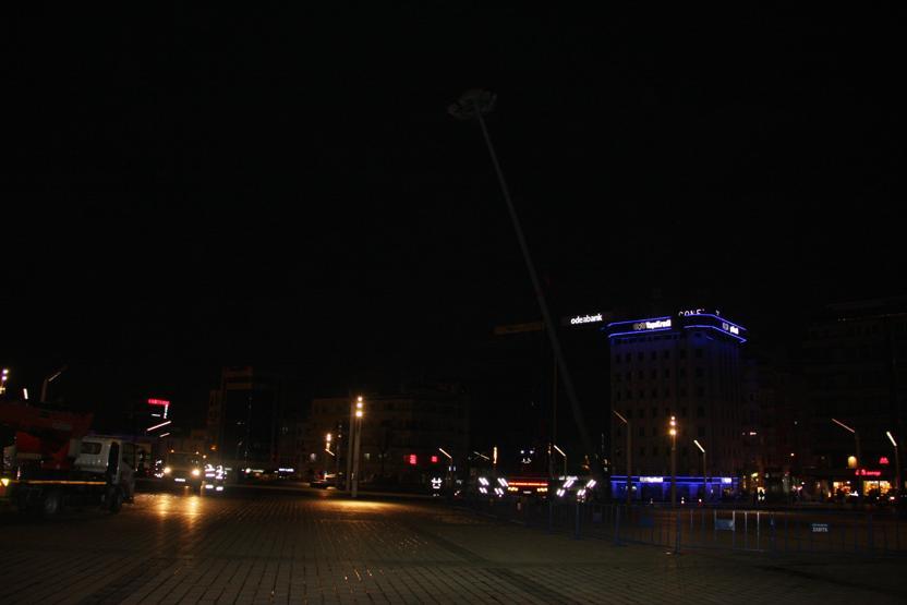 Taksim Meydanındaki dev aydınlatma direkleri kaldırıldı