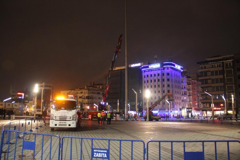 Taksim Meydanındaki dev aydınlatma direkleri kaldırıldı