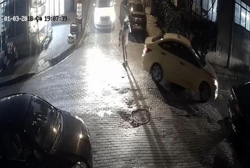 İstanbulda taksici zorbalığı: Bebekli kadına çarptı, inip hakaret ve tehdit etti