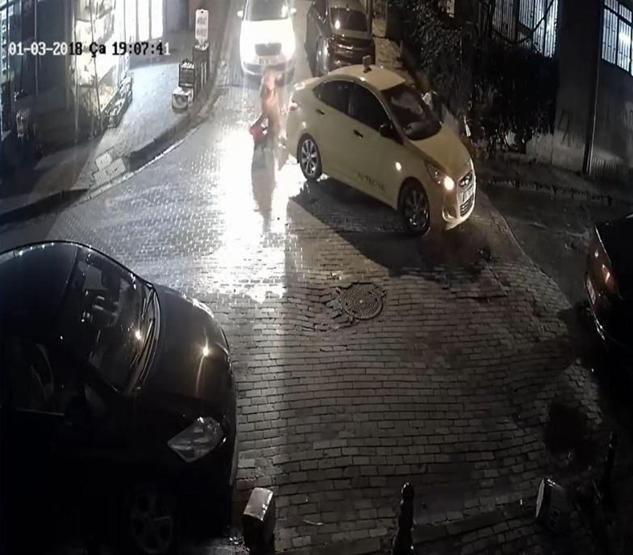 İstanbulda taksici zorbalığı: Bebekli kadına çarptı, inip hakaret ve tehdit etti
