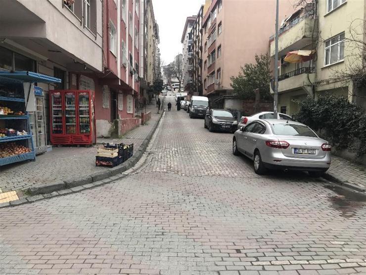 İstanbulda taksici zorbalığı: Bebekli kadına çarptı, inip hakaret ve tehdit etti