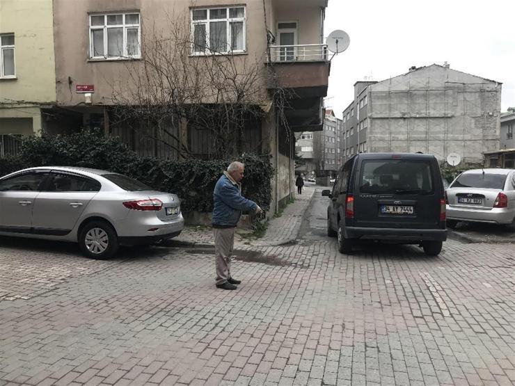 İstanbulda taksici zorbalığı: Bebekli kadına çarptı, inip hakaret ve tehdit etti
