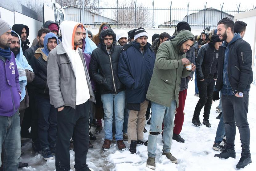 Yunanistanın geri gönderdiği göçmenler donmaktan kurtarıldı