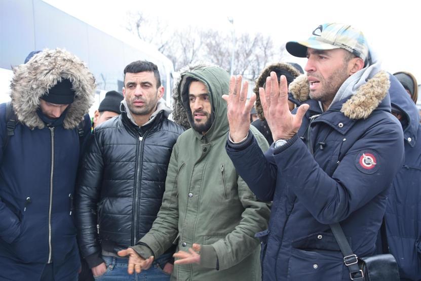 Yunanistanın geri gönderdiği göçmenler donmaktan kurtarıldı