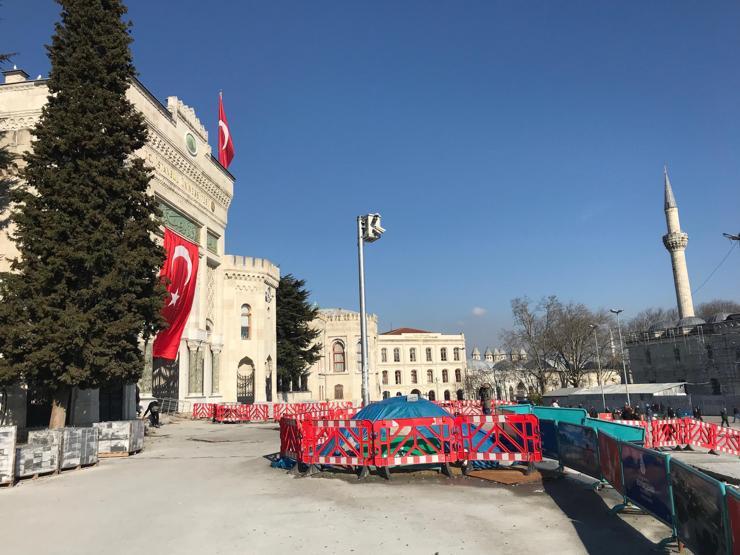 Mevlüt Uysal talimat verdi, Beyazıt Meydanında çevre düzenleme çalışmaları durdu