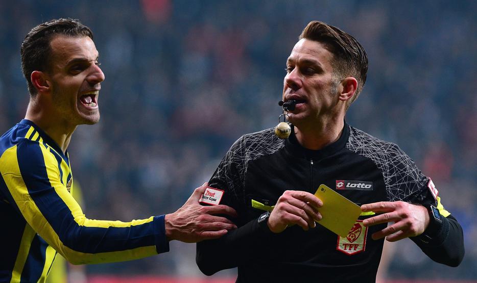 Beşiktaş - Fenerbahçe maçında ortalık karıştı