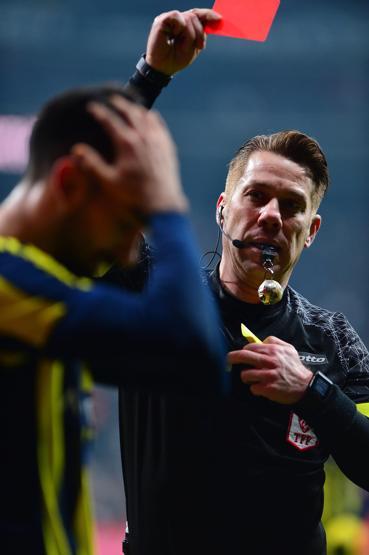 Beşiktaş - Fenerbahçe maçında ortalık karıştı