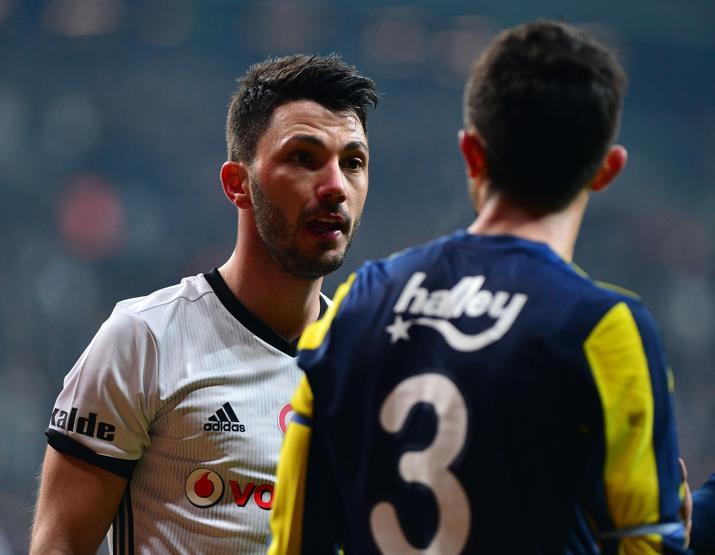 Beşiktaş - Fenerbahçe maçında ortalık karıştı