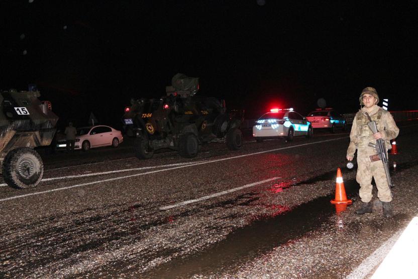 Son dakika... Kamyonet çaya düştü, arama çalışmaları başladı