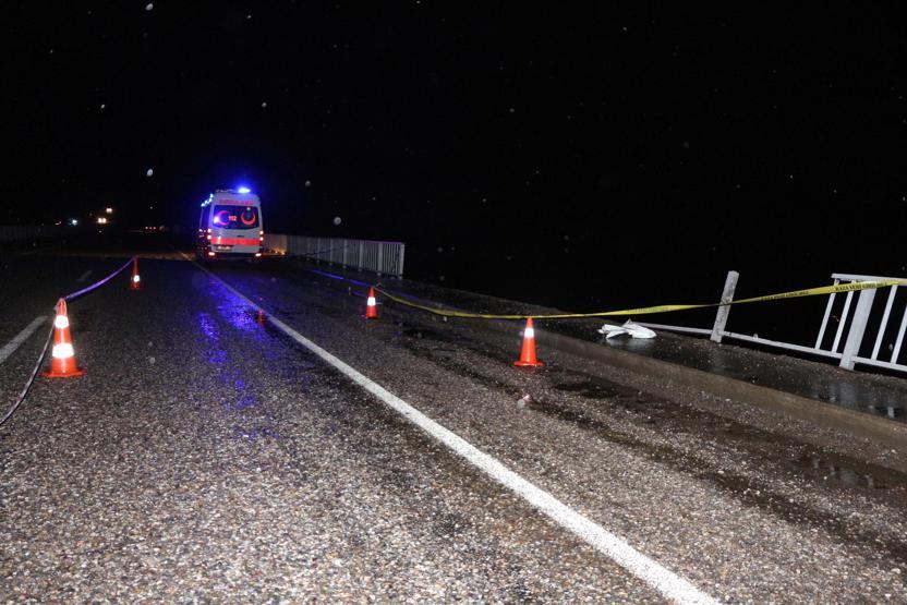 Son dakika... Kamyonet çaya düştü, arama çalışmaları başladı