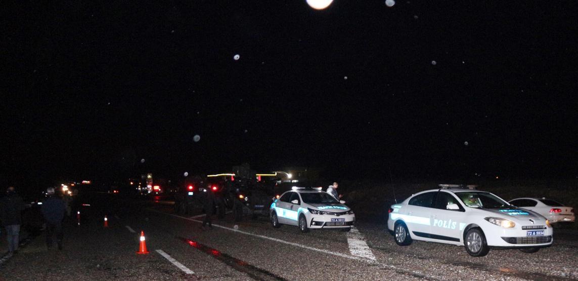 Son dakika... Kamyonet çaya düştü, arama çalışmaları başladı