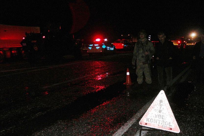 Son dakika... Kamyonet çaya düştü, arama çalışmaları başladı
