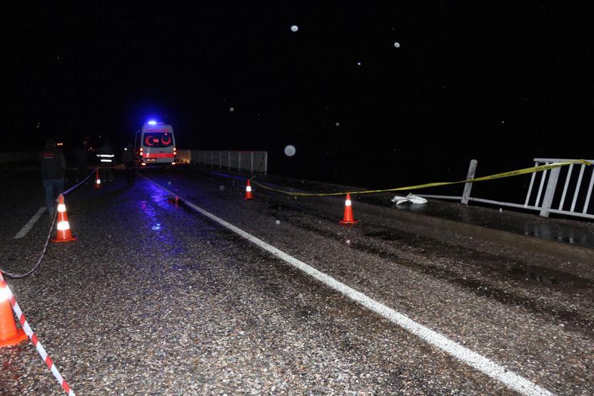 Son dakika... Kamyonet çaya düştü, arama çalışmaları başladı