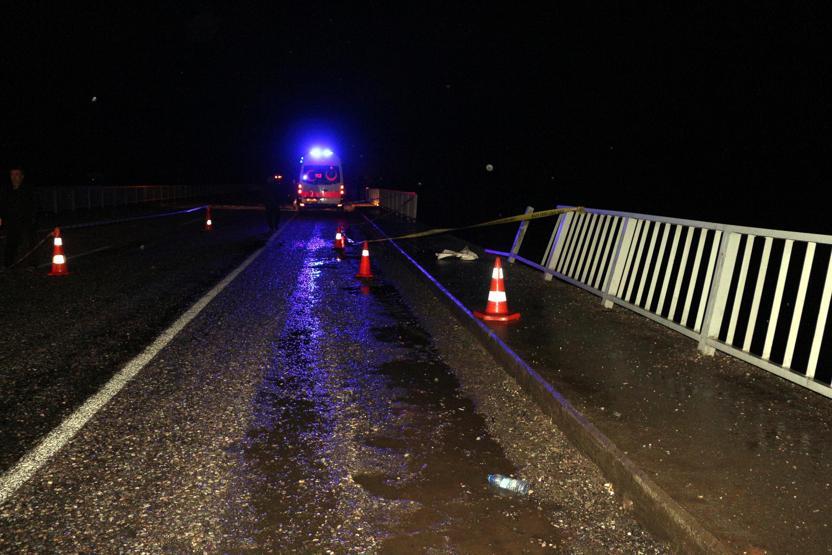 Son dakika... Kamyonet çaya düştü, arama çalışmaları başladı