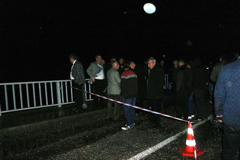 Son dakika... Kamyonet çaya düştü, arama çalışmaları başladı