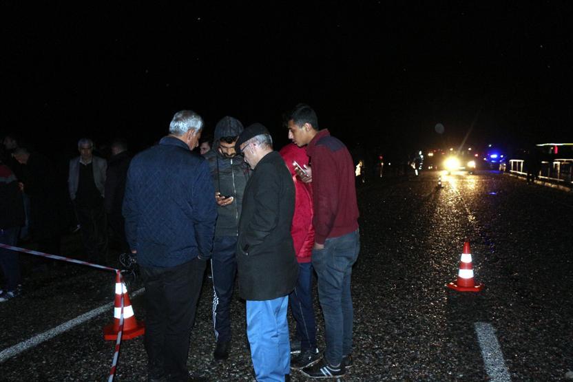 Son dakika... Kamyonet çaya düştü, arama çalışmaları başladı