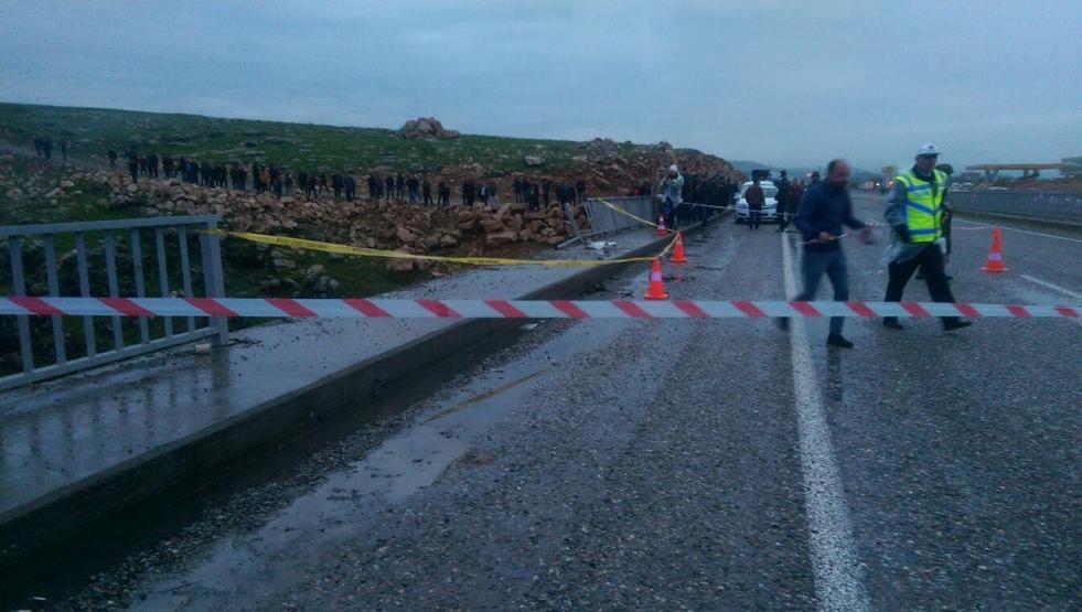 Son dakika... Kamyonet çaya düştü, arama çalışmaları başladı