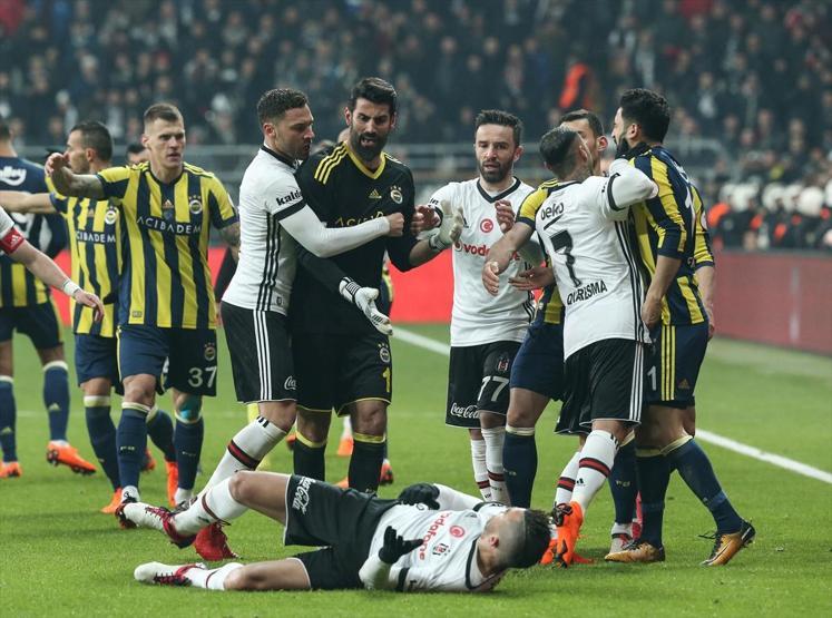 Beşiktaş - Fenerbahçe maçında ortalık karıştı