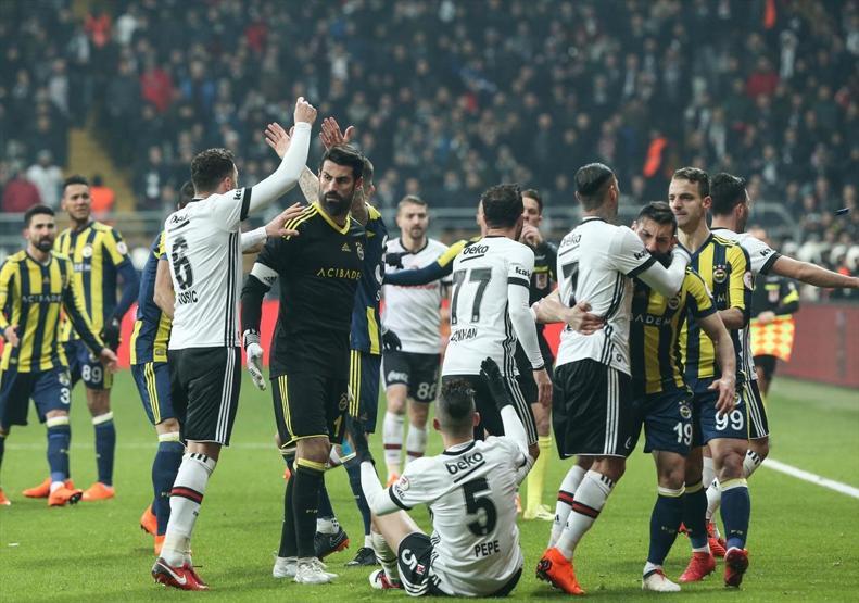 Beşiktaş - Fenerbahçe maçında ortalık karıştı