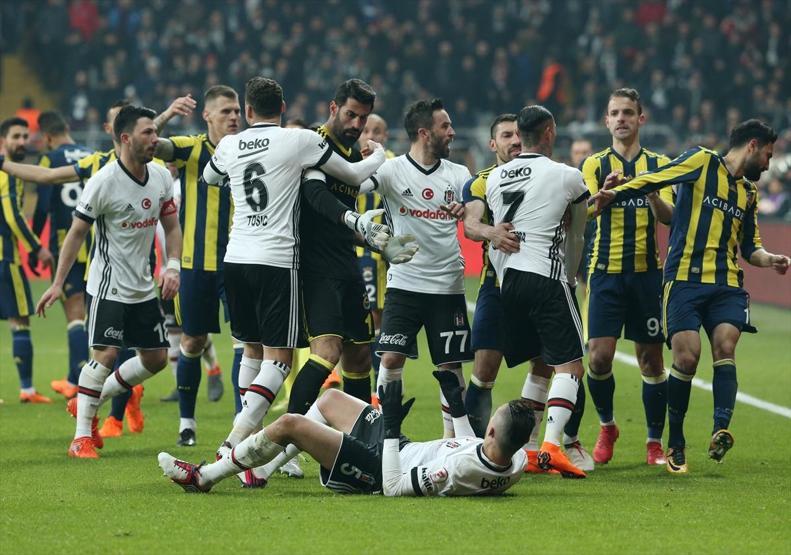 Beşiktaş - Fenerbahçe maçında ortalık karıştı