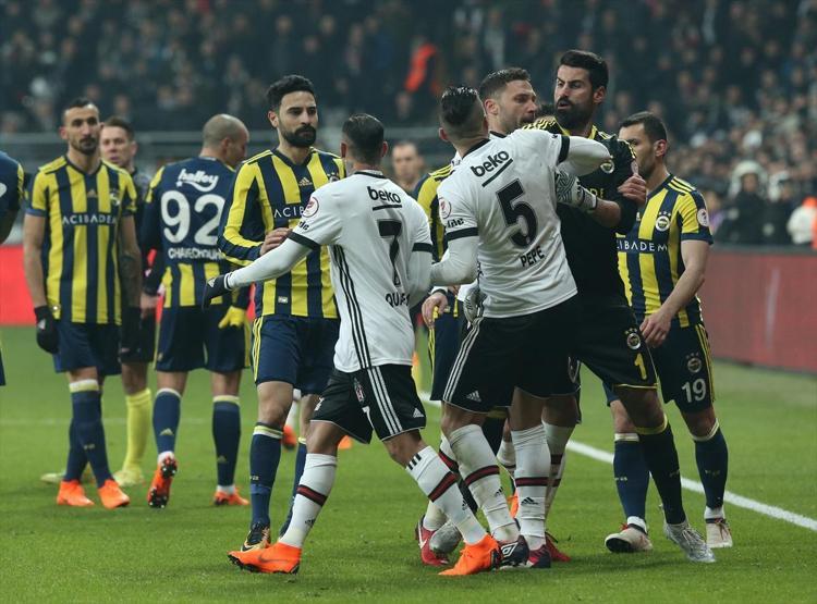 Beşiktaş - Fenerbahçe maçında ortalık karıştı