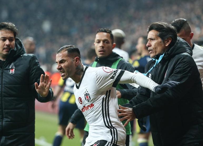 Beşiktaş - Fenerbahçe maçında ortalık karıştı