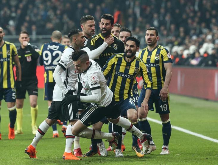 Beşiktaş - Fenerbahçe maçında ortalık karıştı