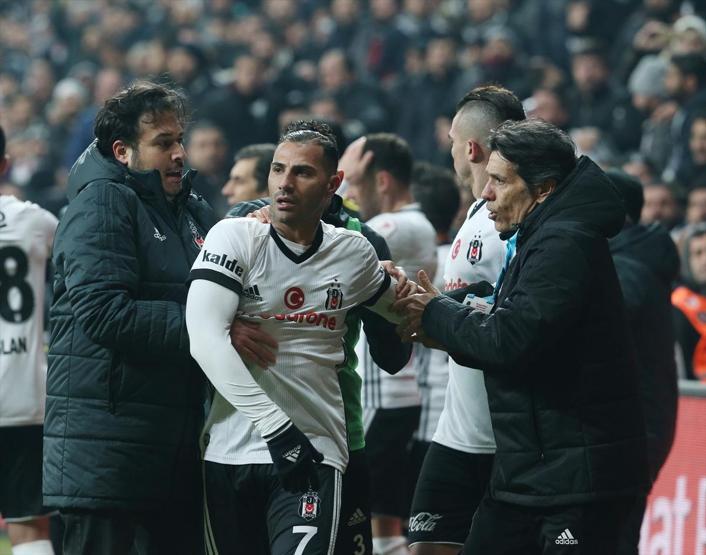 Beşiktaş - Fenerbahçe maçında ortalık karıştı