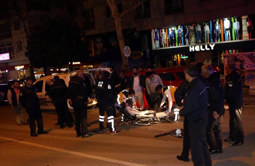 Park halindeki polis aracına çarpıp devrildi