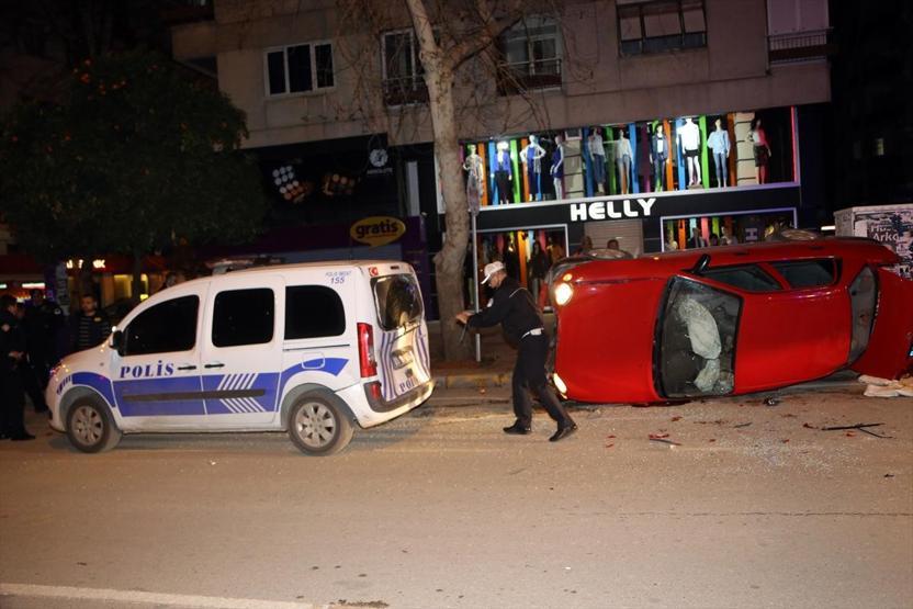 Park halindeki polis aracına çarpıp devrildi