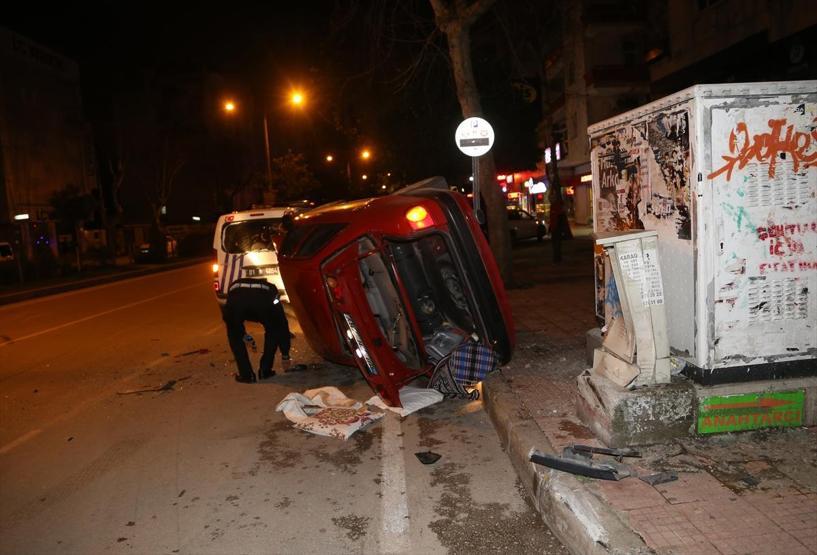 Park halindeki polis aracına çarpıp devrildi