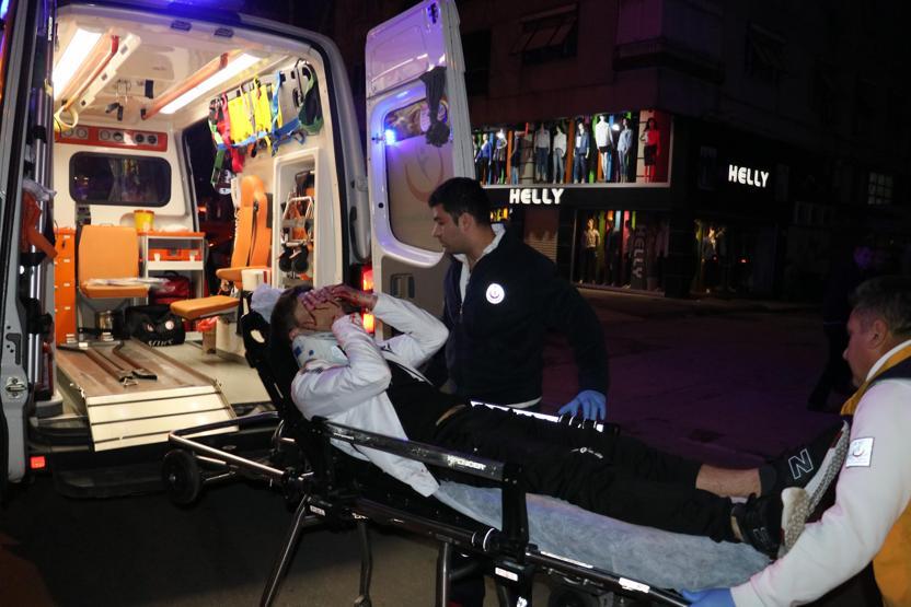 Park halindeki polis aracına çarpıp devrildi