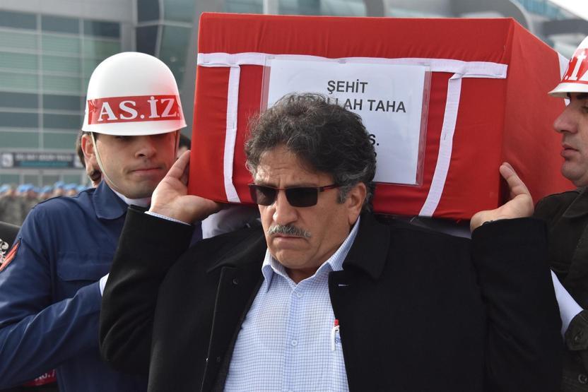 Bir babanın en zor görevi: Oğlunun tabutunu taşıdı