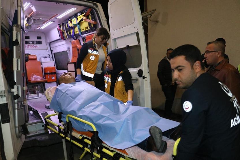 Yaralı halde araba kullanıp polise sığındı