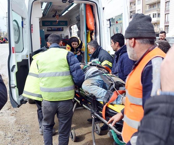Göçük altında kalan işçi ağır yaralandı