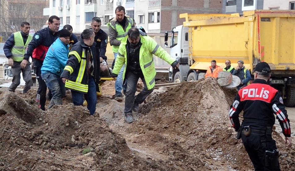 Göçük altında kalan işçi ağır yaralandı