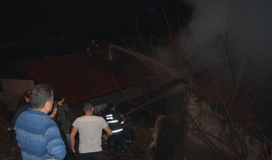 Sobayı yakmak isterken kibriti düşürdü, iki ev kül oldu
