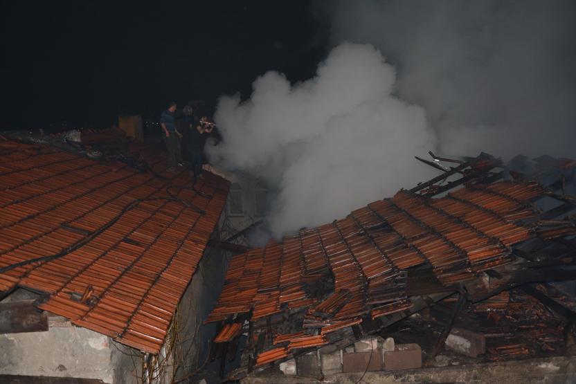 Sobayı yakmak isterken kibriti düşürdü, iki ev kül oldu