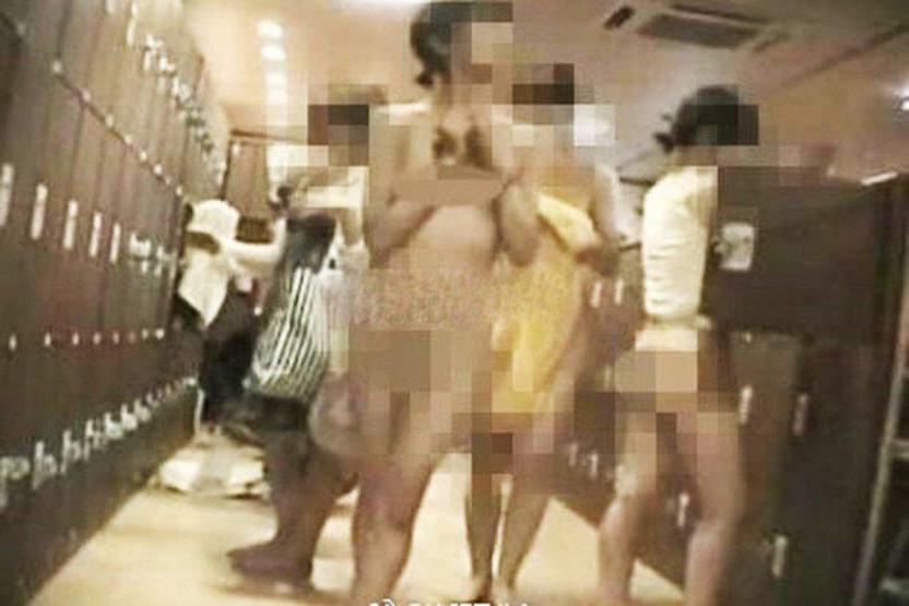 Spor salonundaki soyunma odasında çıplak fotoğraf skandalı