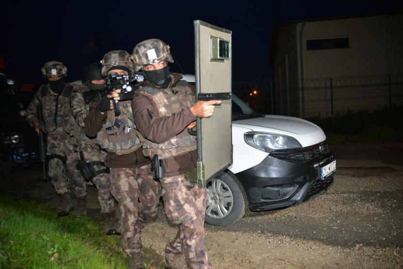 Adanada çeteye Ova operasyonu: Polis işçi kılığında tarlada çalıştı