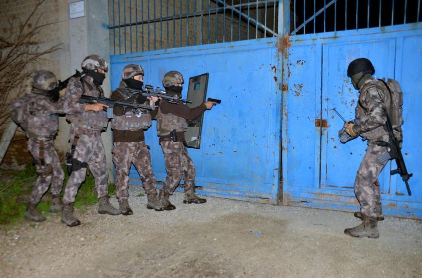 Adanada çeteye Ova operasyonu: Polis işçi kılığında tarlada çalıştı