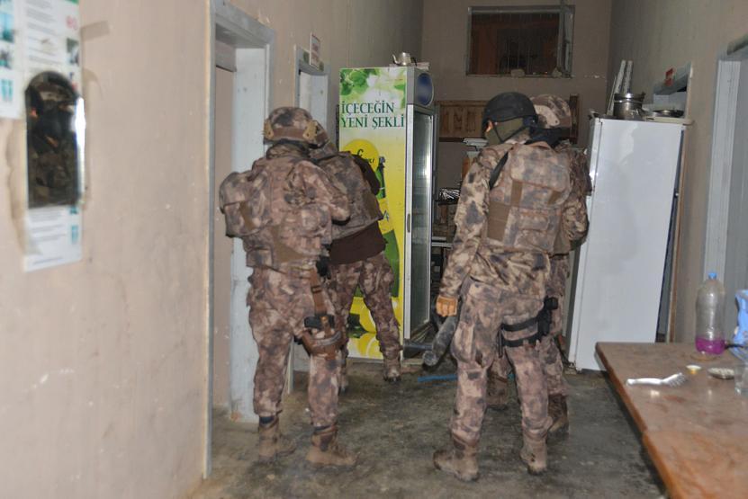 Adanada çeteye Ova operasyonu: Polis işçi kılığında tarlada çalıştı