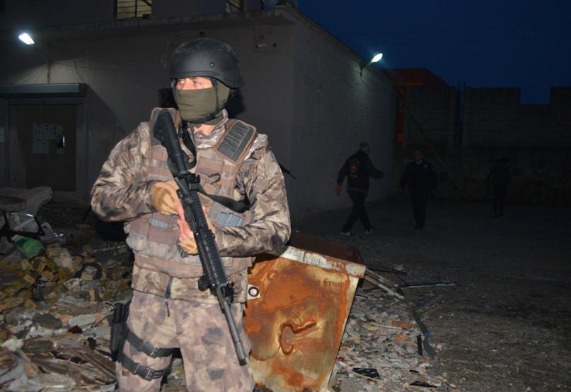 Adanada çeteye Ova operasyonu: Polis işçi kılığında tarlada çalıştı
