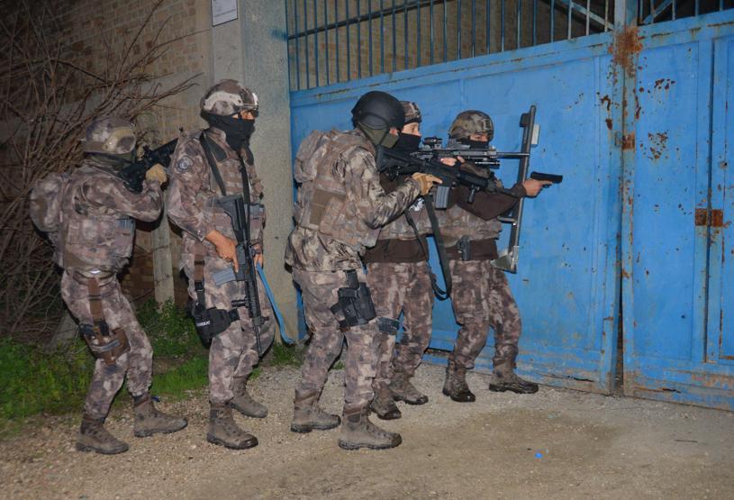 Adanada çeteye Ova operasyonu: Polis işçi kılığında tarlada çalıştı