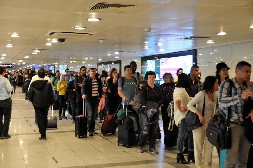 Son dakika... PolNet çöktü, pasaport kuyruğu oluştu