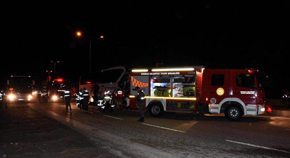 Kırıkkalede yolcu otobüsüyle TIR çarpıştı: 1 ölü, 1 yaralı