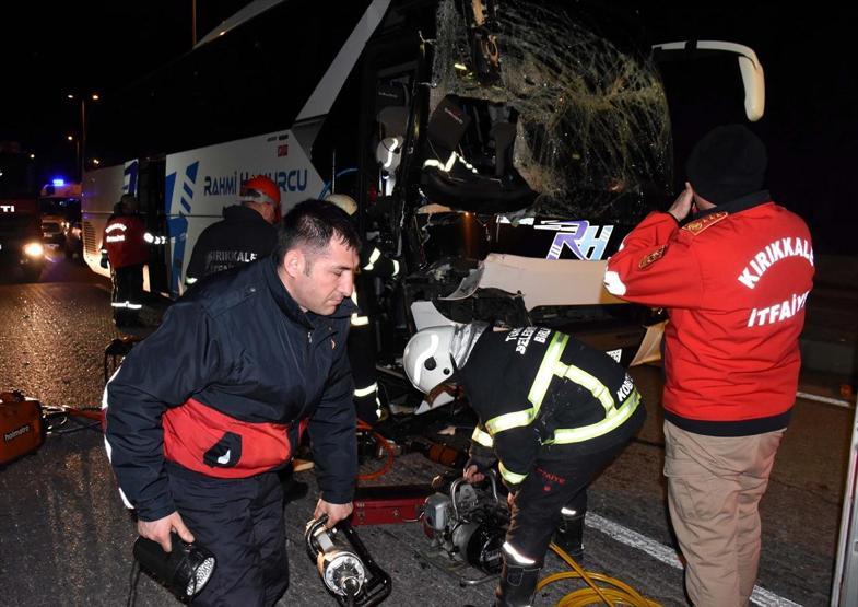 Kırıkkalede yolcu otobüsüyle TIR çarpıştı: 1 ölü, 1 yaralı