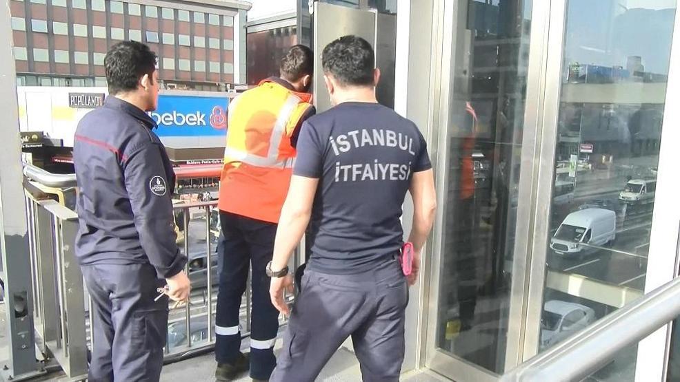 12 kişi metrobüs durağındaki asansörde mahsur kaldı